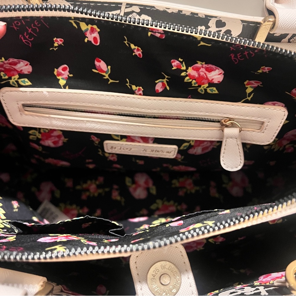 White Skull Embossed Handbag - Picture 9 of 13